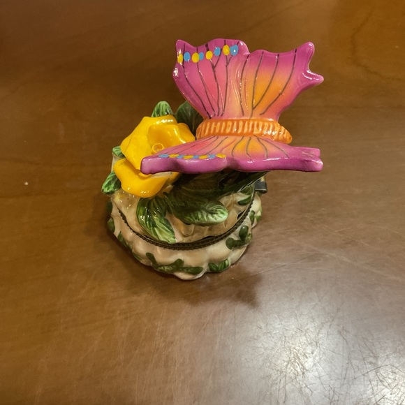 Porcelain Butterfly, Flower Trinket, Pill, Jewelry Box. Still Has Original Tag. - Picture 5 of 9